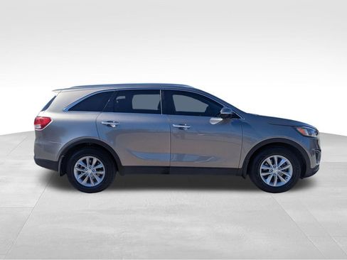 Used 2016 Kia Sorento LX image 3