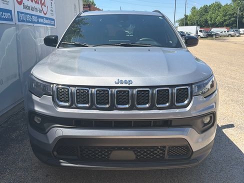 Used 2024 Jeep Compass Latitude AWD/4WD image 5