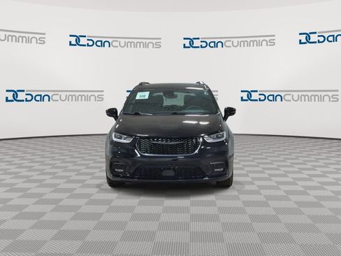 Used 2025 Chrysler Pacifica Limited FWD image 3