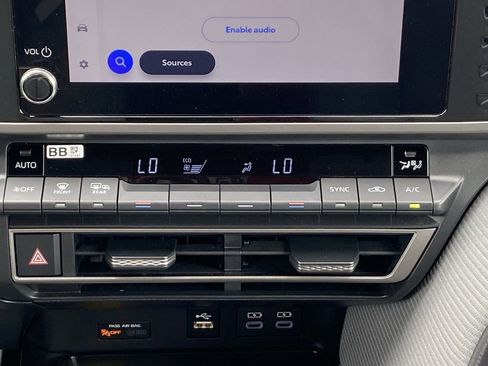 Used 2026 Toyota Camry SE FWD image 32