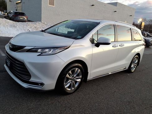 Used 2022 Toyota Sienna Limited image 3