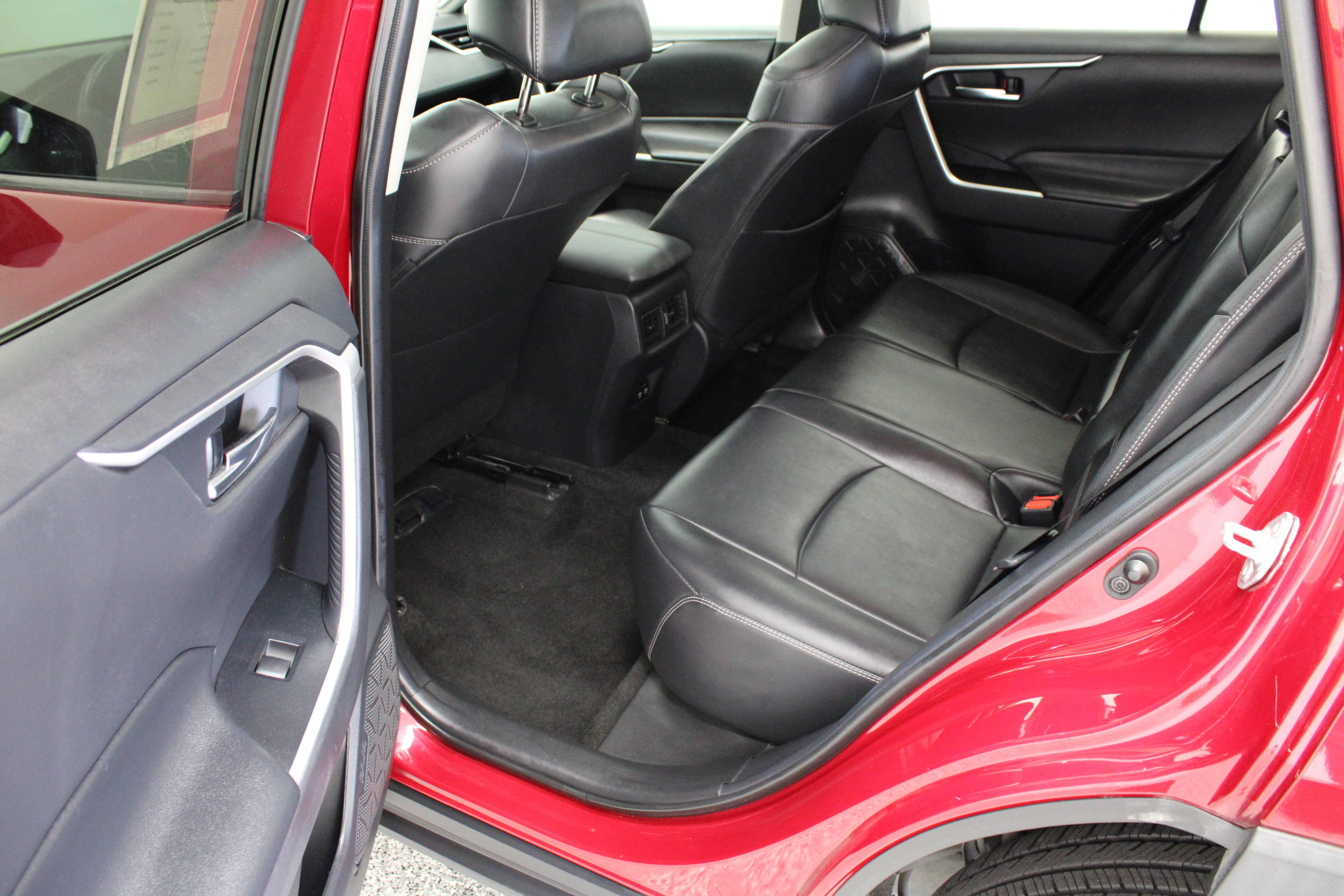 Used 2020 Toyota RAV4 XLE Premium FWD image 28