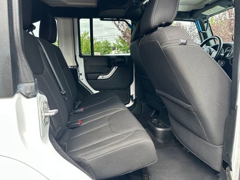 Used 2018 Jeep Wrangler Unlimited Sahara w/ Connectivity Group AWD/4WD image 15