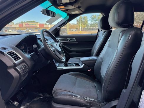 Used 2015 Ford Explorer XLT w/ Equipment Group 202A image 2