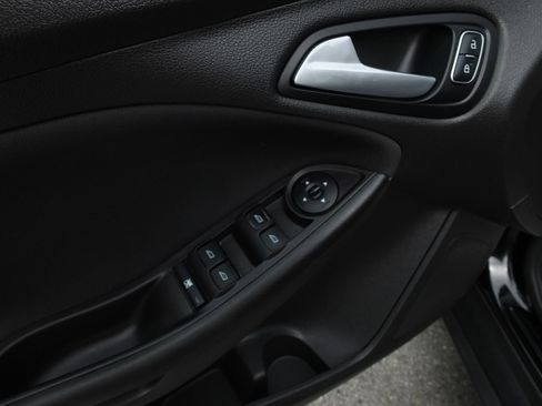 Used 2018 Ford Focus SE FWD image 16