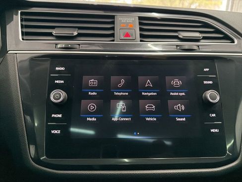 Used 2024 Volkswagen Tiguan SE w/ Panoramic Sunroof Package image 35