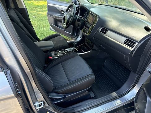 Used 2017 Mitsubishi Outlander SE AWD/4WD image 19