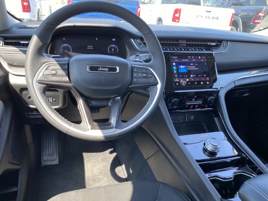 Used 2023 Jeep Grand Cherokee Laredo w/ Luxury Tech Group I AWD/4WD image 11