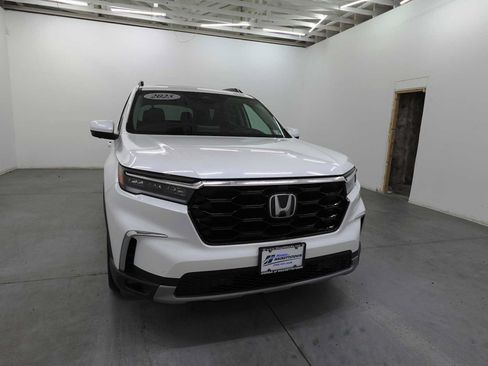 Used 2025 Honda Pilot Elite image 3