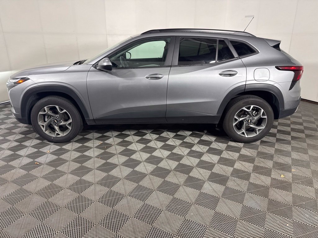 Used 2025 Chevrolet Trax LT FWD image 6