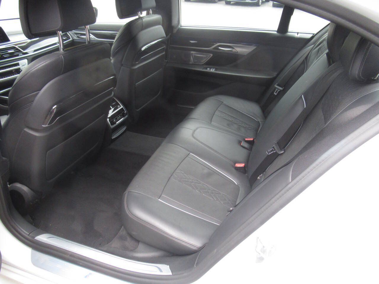 Used 2021 BMW 750i xDrive w/ Executive Package AWD/4WD image 22