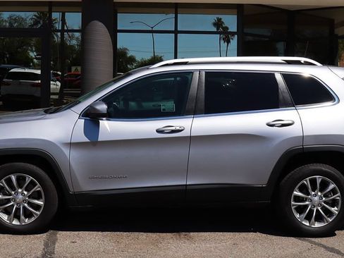 Used 2019 Jeep Cherokee Latitude Plus w/ Comfort/Convenience Group FWD image 8