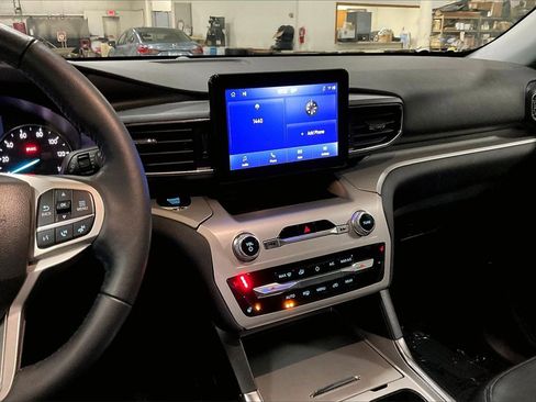 Certified 2022 Ford Explorer XLT w/ Equipment Group 202A image 6