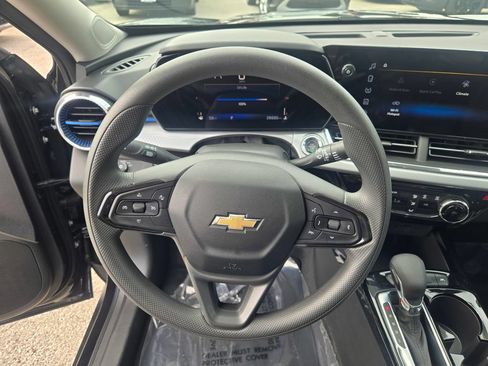Used 2025 Chevrolet Trax LT FWD image 39