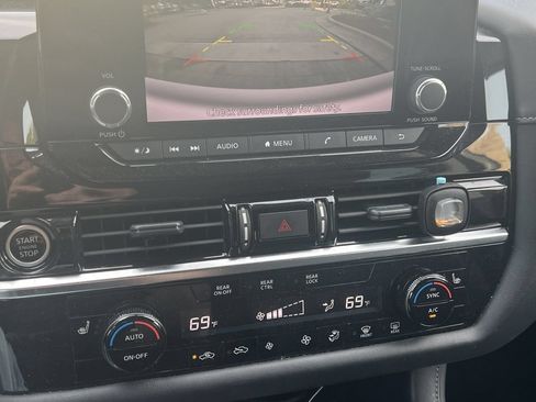 Used 2024 Nissan Pathfinder SV FWD image 7