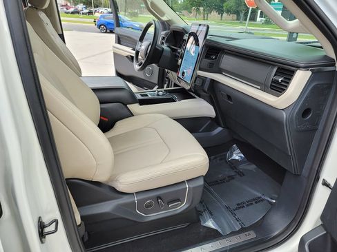 Used 2024 Ford Expedition Platinum RWD image 14