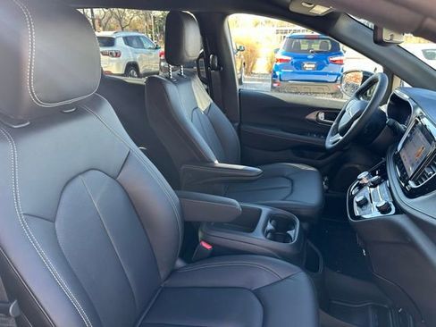 New 2026 Chrysler Pacifica Select AWD/4WD image 15