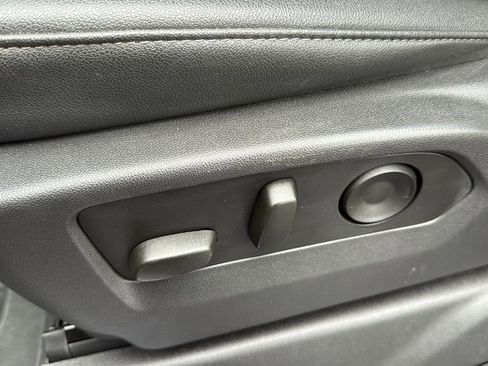 Used 2025 GMC Sierra 2500 SLT w/ SLT Premium Package image 11