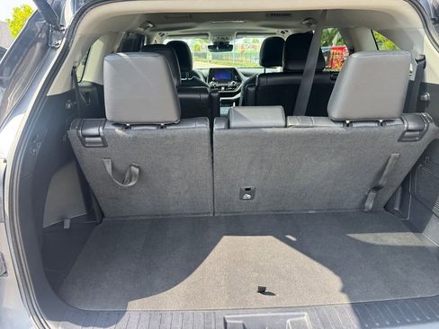 Used 2024 Toyota Highlander XLE AWD/4WD image 24