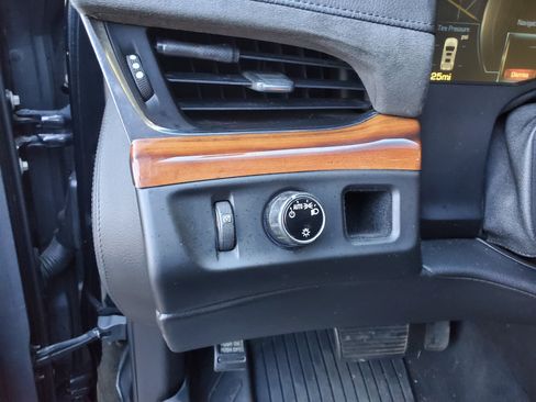 Used 2015 Cadillac Escalade Luxury image 23