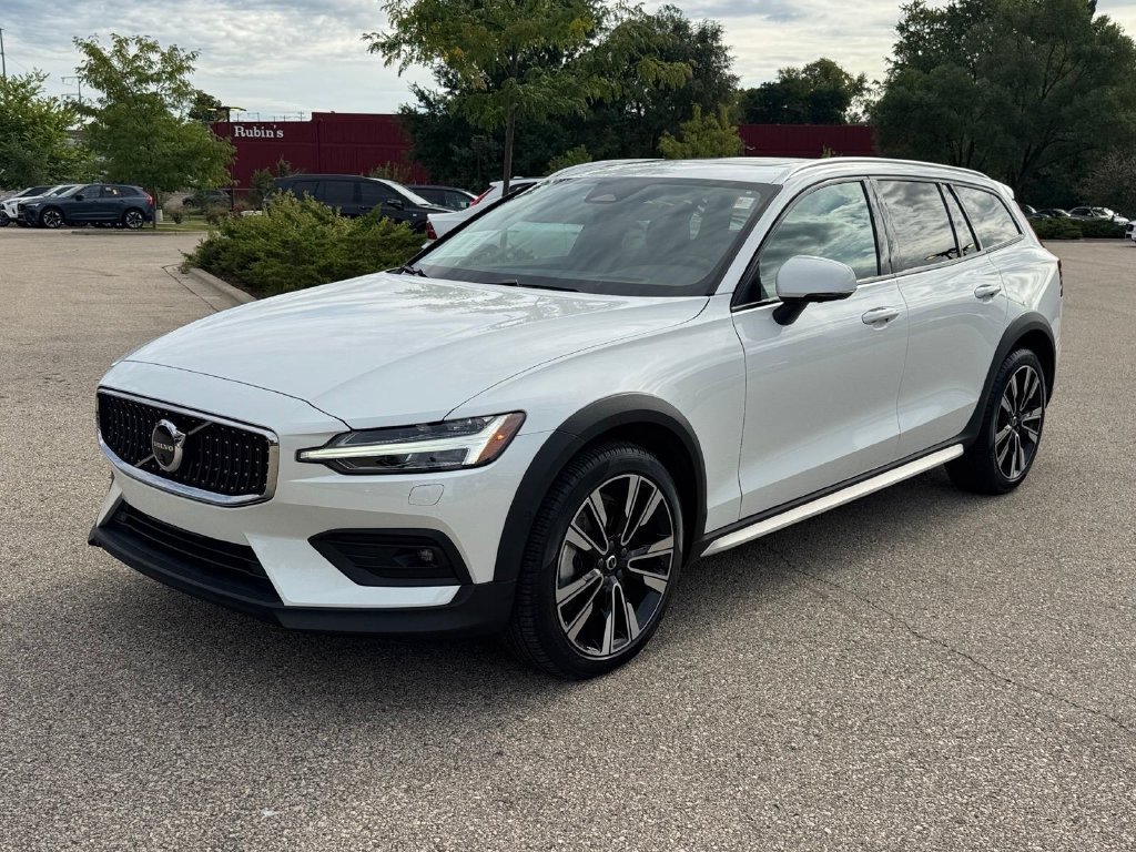 Certified 2025 Volvo V60 B5 Cross Country Ultra AWD/4WD image 1