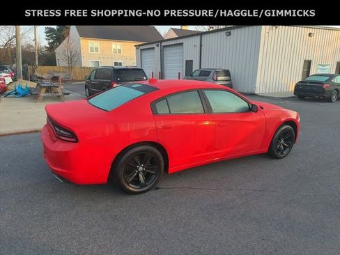 Used 2017 Dodge Charger SXT image 3