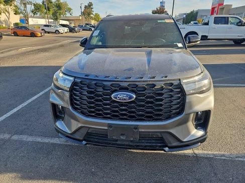 Used 2025 Ford Explorer ST-Line w/ ST-Line Street Pack AWD/4WD image 2
