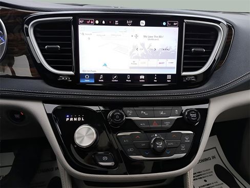 Used 2023 Chrysler Pacifica Limited image 10
