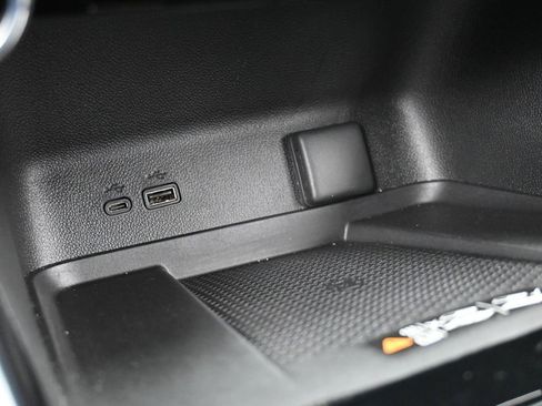 Used 2025 Chevrolet Traverse LT w/ Midnight/Sport Edition image 32