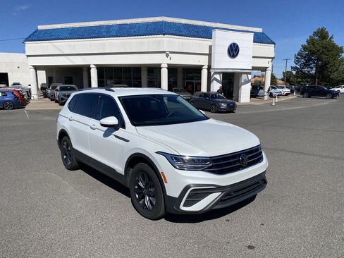 Used 2023 Volkswagen Tiguan SE FWD image 4