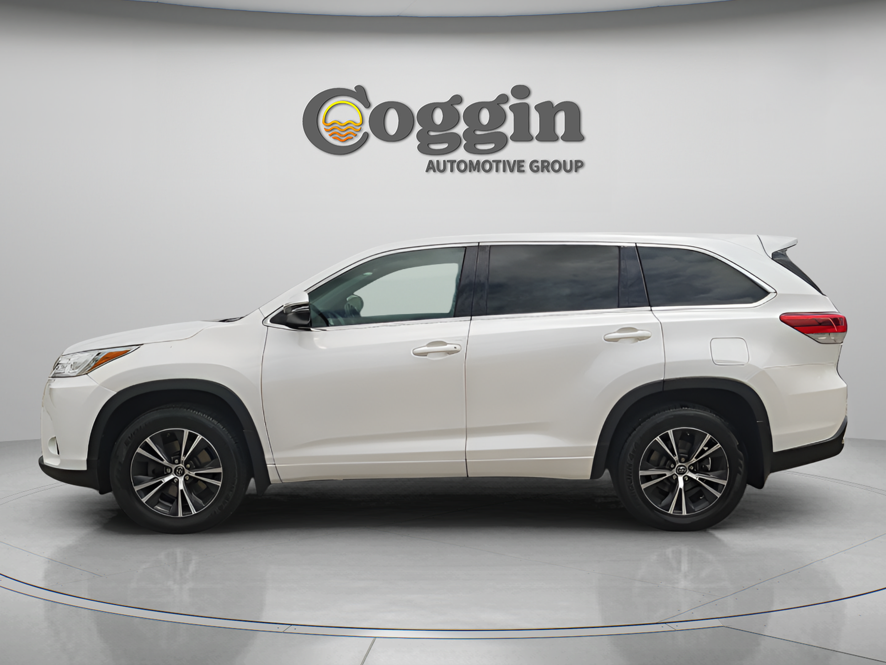 Used 2018 Toyota Highlander Plus AWD/4WD image 3