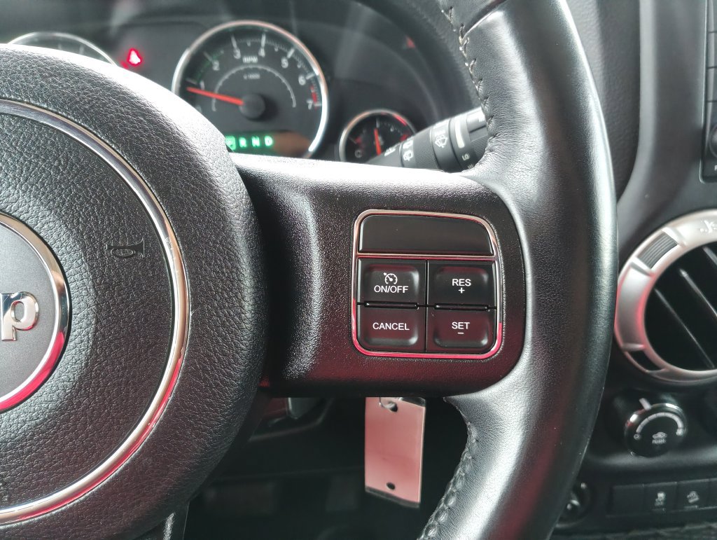 Used 2018 Jeep Wrangler Unlimited Sahara w/ Connectivity Group AWD/4WD image 23