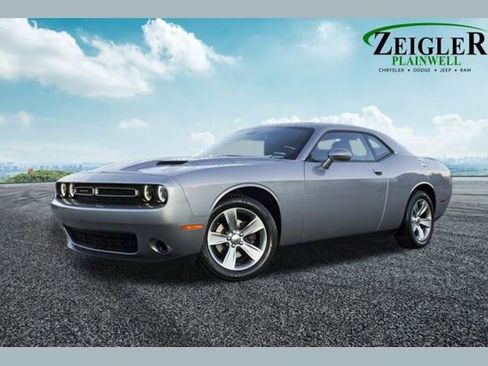 Used 2016 Dodge Challenger SXT image 1