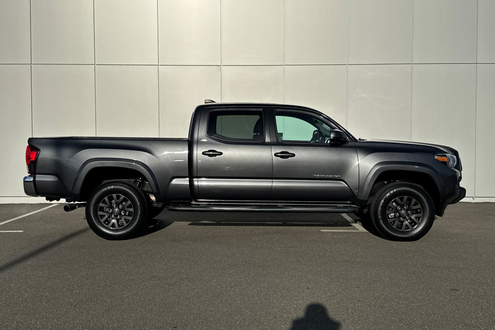 Used 2020 Toyota Tacoma SR5 RWD image 6