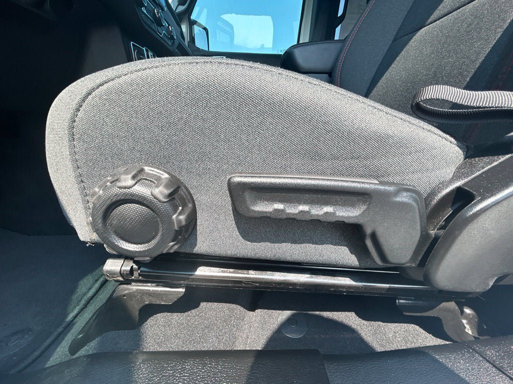 Used 2025 Jeep Gladiator Rubicon w/ Convenience Group AWD/4WD image 17