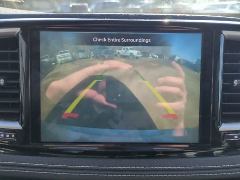 Used 2023 Chrysler Pacifica Touring-L image 6