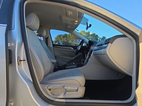 Used 2016 Volkswagen Passat 1.8T R-Line w/ R-Line Lighting Package image 42