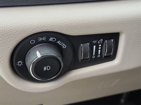 Used 2020 Chrysler Pacifica Limited image 21