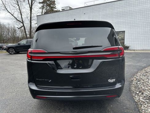 New 2026 Chrysler Pacifica Select w/ S Appearance Package image 5