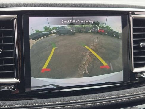 Certified 2024 Chrysler Pacifica Limited FWD image 8
