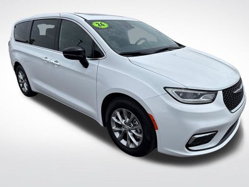 Used 2026 Chrysler Pacifica Limited FWD image 8