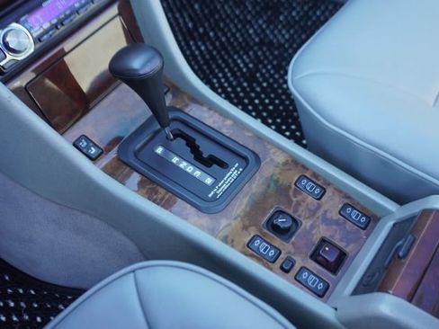 Used 1995 Mercedes-Benz E 320 Convertible image 26