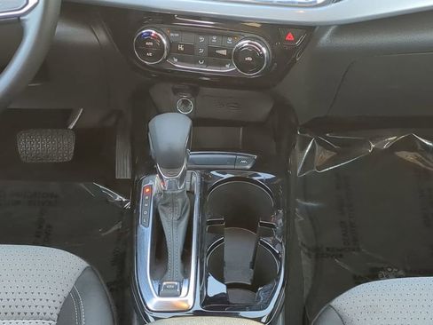 Used 2025 Chevrolet Trax LT w/ LT Convenience Package image 19
