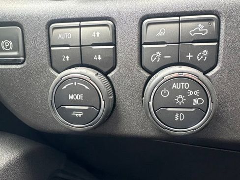 Used 2025 Chevrolet Silverado 2500 LTZ w/ LTZ Premium Package AWD/4WD image 38