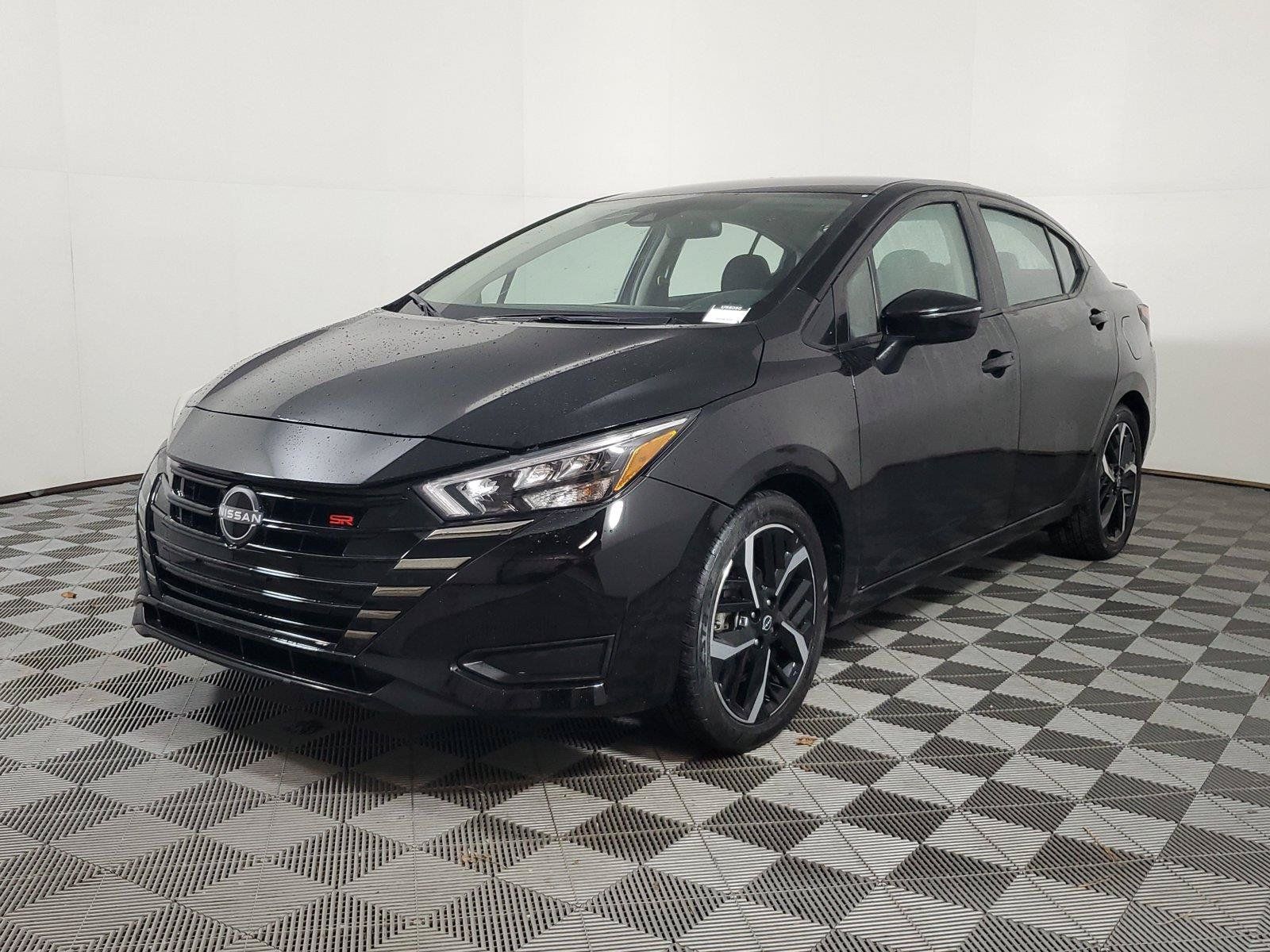 Used 2025 Nissan Versa SR FWD image 3