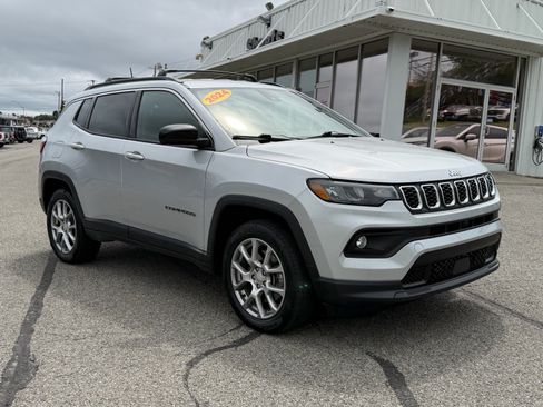 Used 2024 Jeep Compass Latitude AWD/4WD image 7