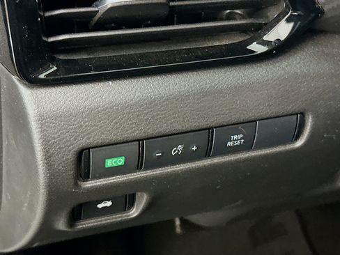 Used 2025 Nissan Sentra SV FWD image 17