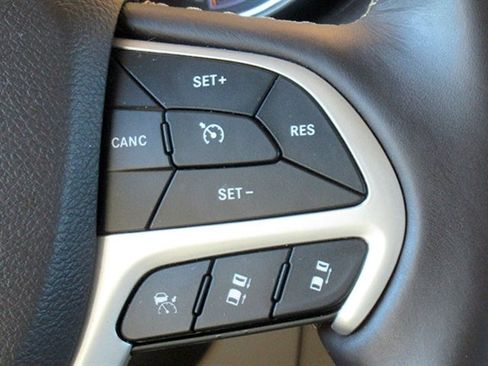 Used 2020 Jeep Grand Cherokee Overland w/ Interior Metal Package AWD/4WD image 21