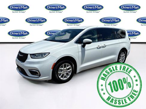 Used 2023 Chrysler Pacifica Touring-L FWD image 3