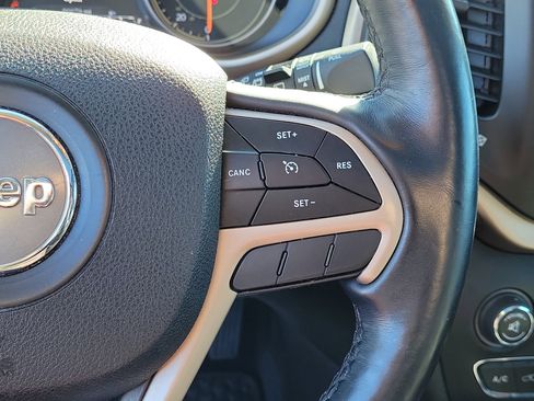 Used 2018 Jeep Cherokee Limited image 25